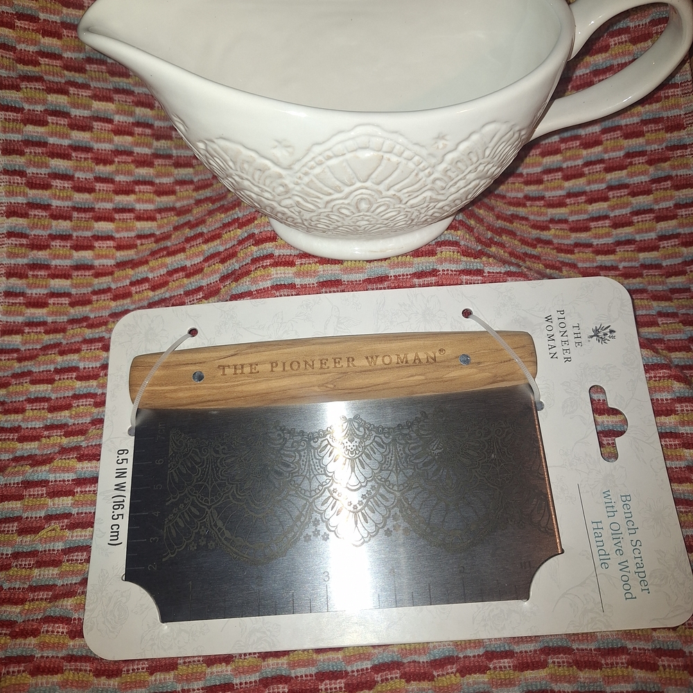 The Pioneer Woman Vintage Lace White Sauce Boat AND Vintage Lace Bench Scraper🍁